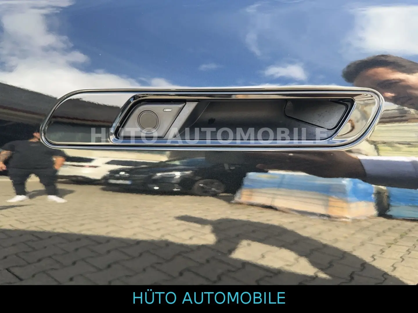 M760e xDrive Autobahnass TV AutoDoor Theater