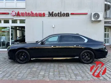 M760 e Cinema Sky Lounge Chauffeur