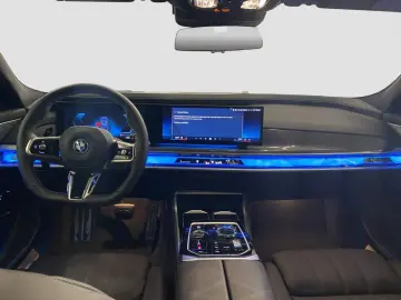 M760e xDrive Limousine SkyLounge ExecutiveDriveP