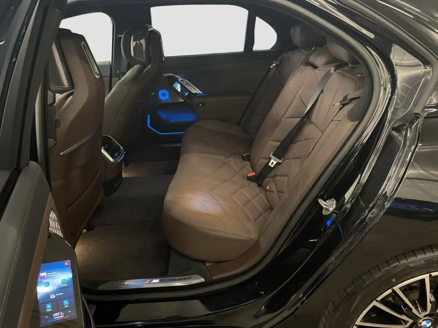 M760e xDrive Limousine SkyLounge ExecutiveDriveP