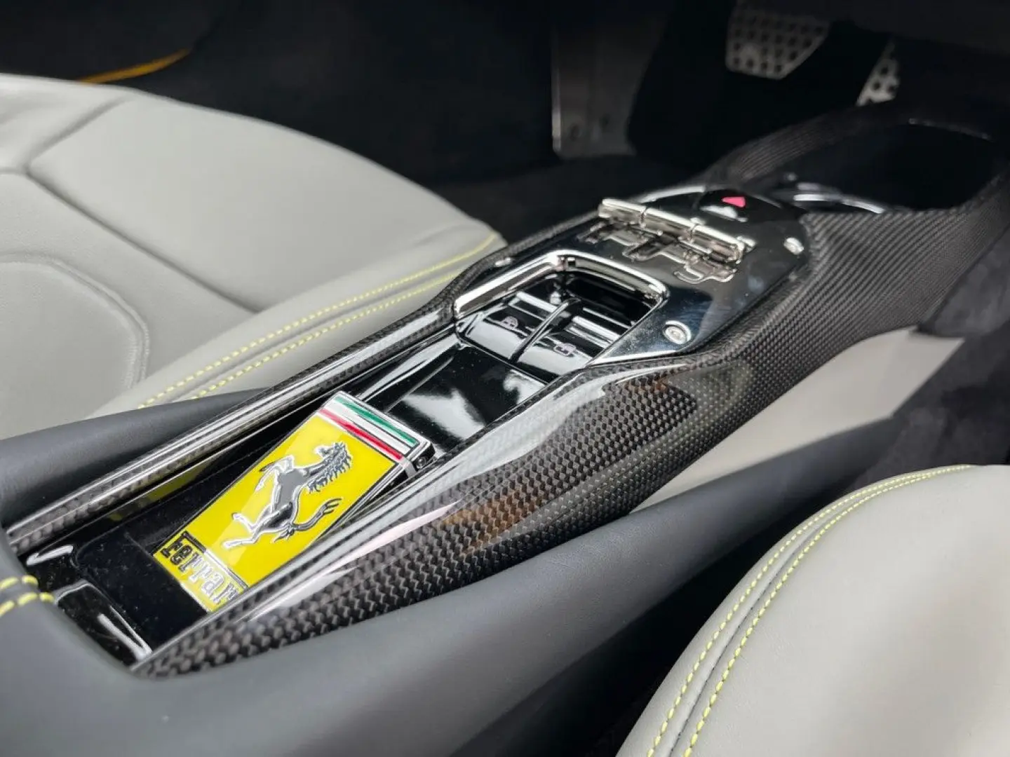 Ferrari 296 GTB GIALLO TRIPLO STRATO / GRIGIO SCURO