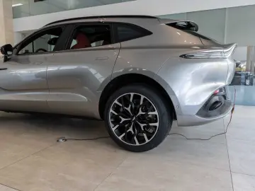 DBX V8 4x4