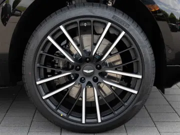 DBX V8 4x4