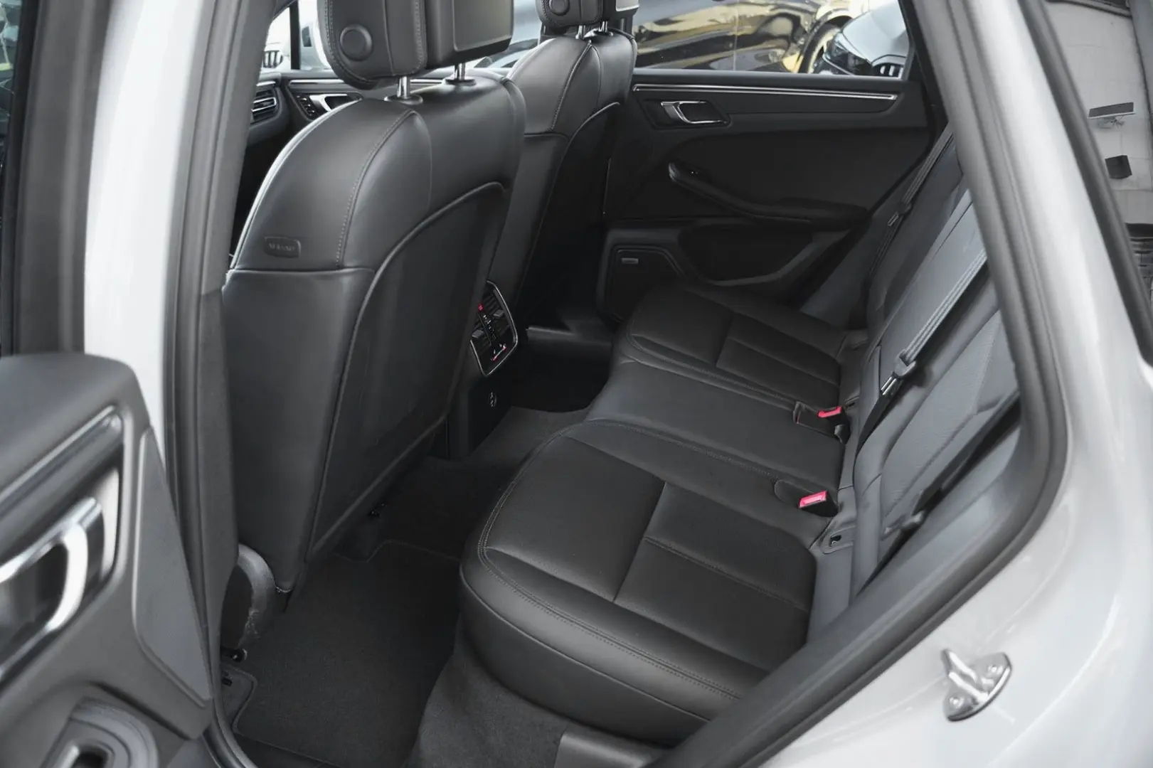 MACAN  LUFTFEDERUNG-PANO-STANDH.-BOSE-21SPYDER