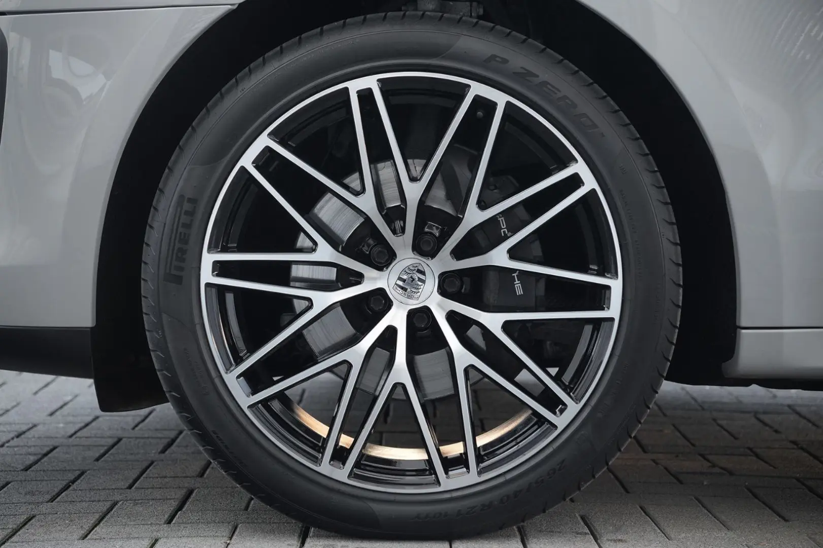 MACAN  LUFTFEDERUNG-PANO-STANDH.-BOSE-21SPYDER