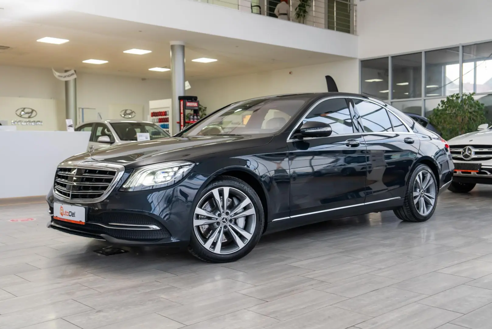 Mercedes-Benz S-Class S560 V8 4MATIC 9G-Tronic