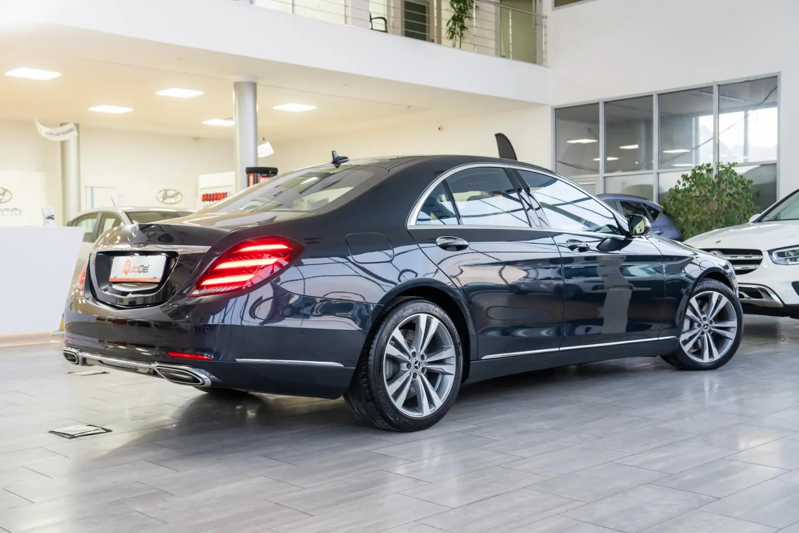 Mercedes-Benz S-Class S560 V8 4MATIC 9G-Tronic