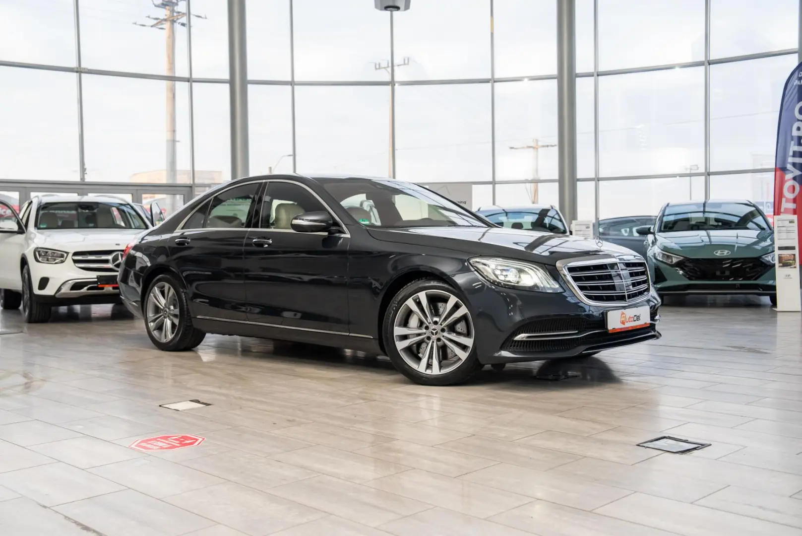 Mercedes-Benz S-Class S560 V8 4MATIC 9G-Tronic