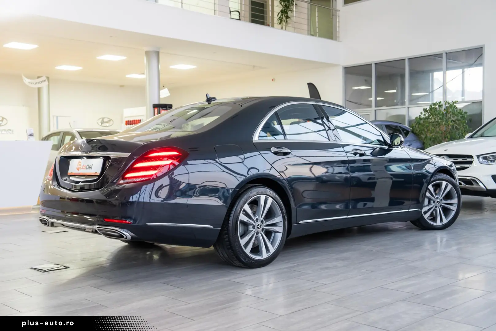 Mercedes-Benz S-Class S560 V8 4MATIC 9G-Tronic