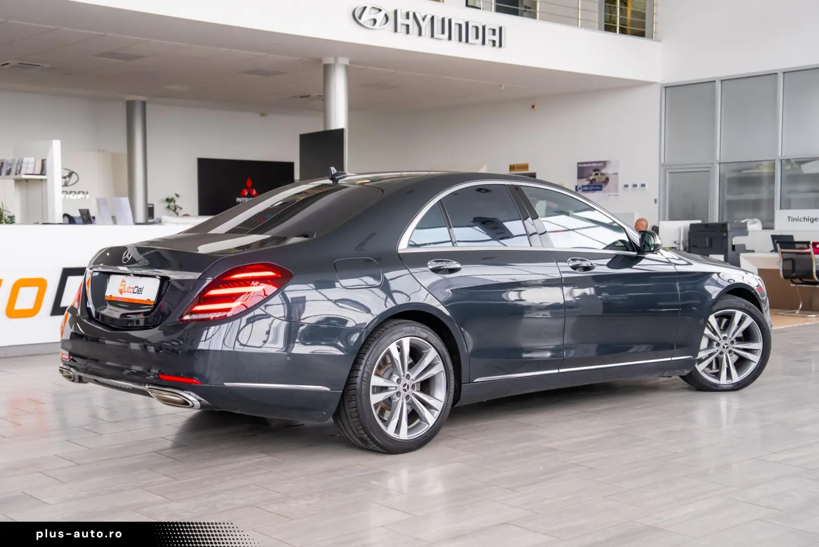 Mercedes-Benz S-Class S560 V8 4MATIC 9G-Tronic