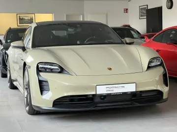 Taycan GTS Fond-TV Sunshine Burmester Hockenheim