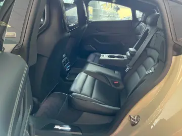 Taycan GTS Fond-TV Sunshine Burmester Hockenheim