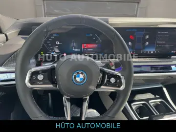 M760e xDrive Autobahnass TV AutoDoor Theater
