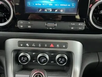 T-Klasse T180 Rollstuhlrampe Nav Kam LED Leder