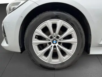 318d Touring Aut. LiCoProf,LED,PA,Tempomat,Shzg