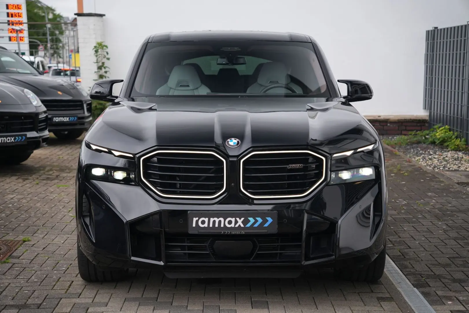 XM  BLACK EDITION-ACC-AHK-23M-LEDER SILVERSTONE