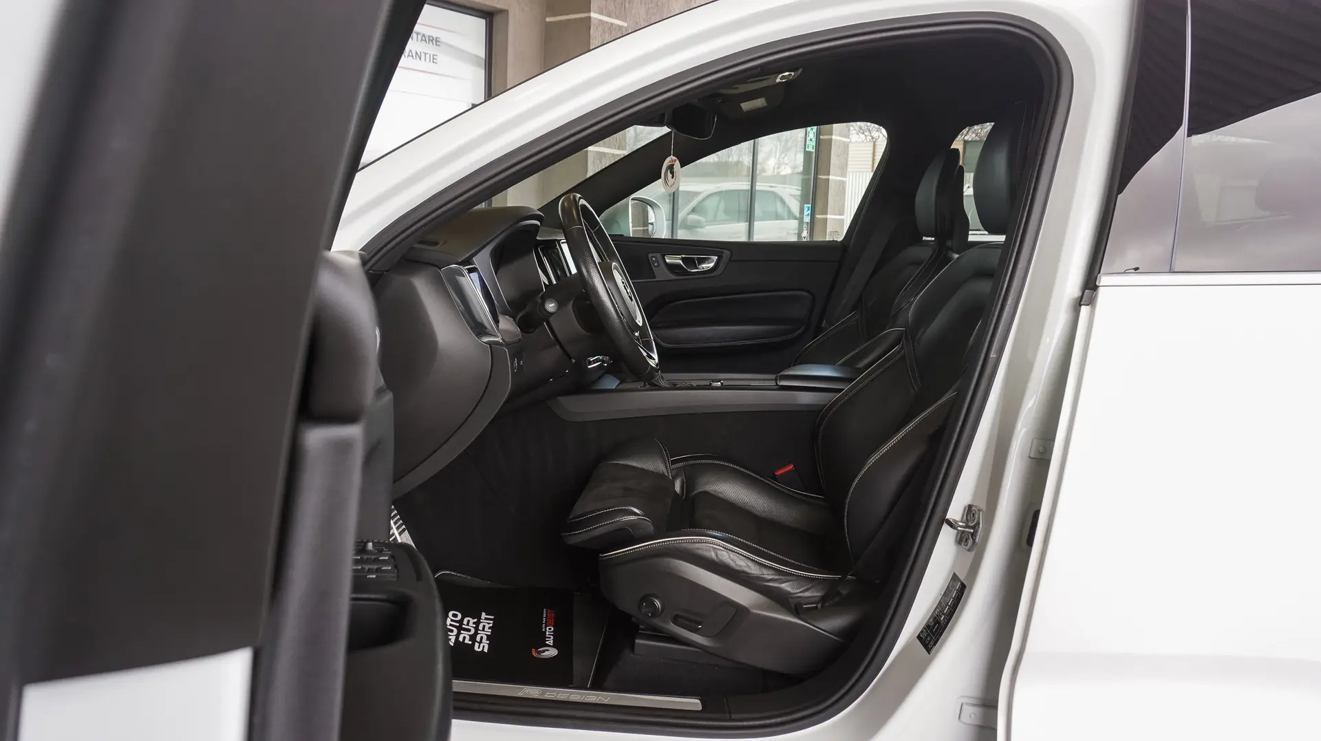 VOLVO XC60 D4 AWD R-DESIGN