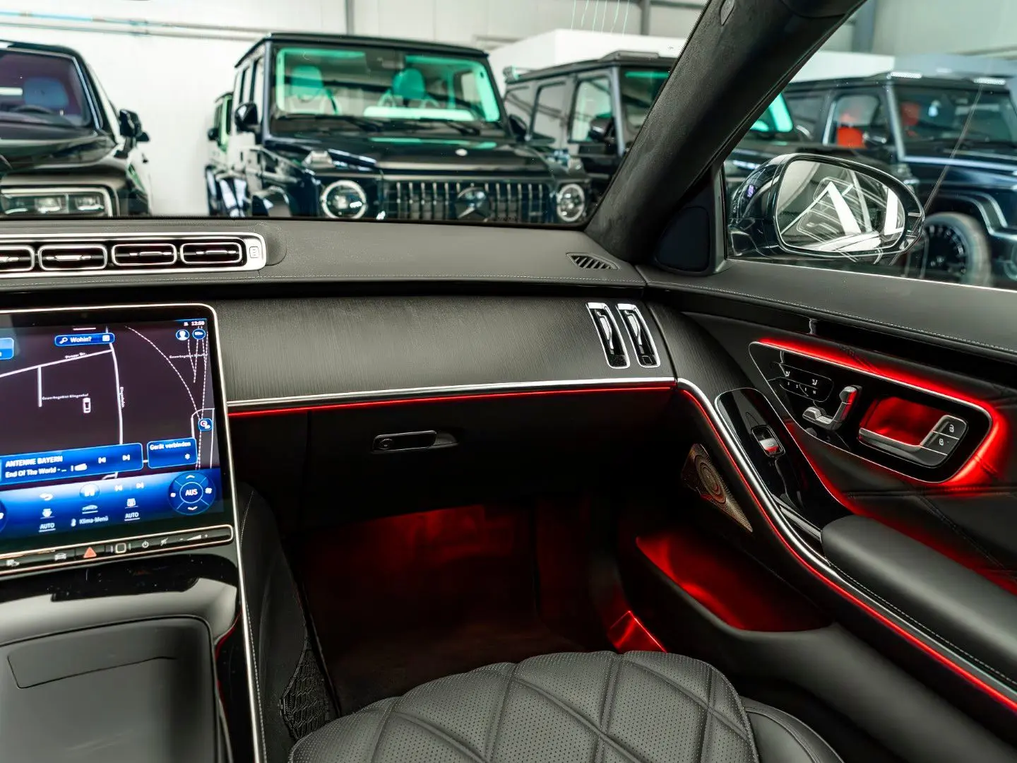 Maybach S 680 4M / Prod.02.2023 / Rear DVD