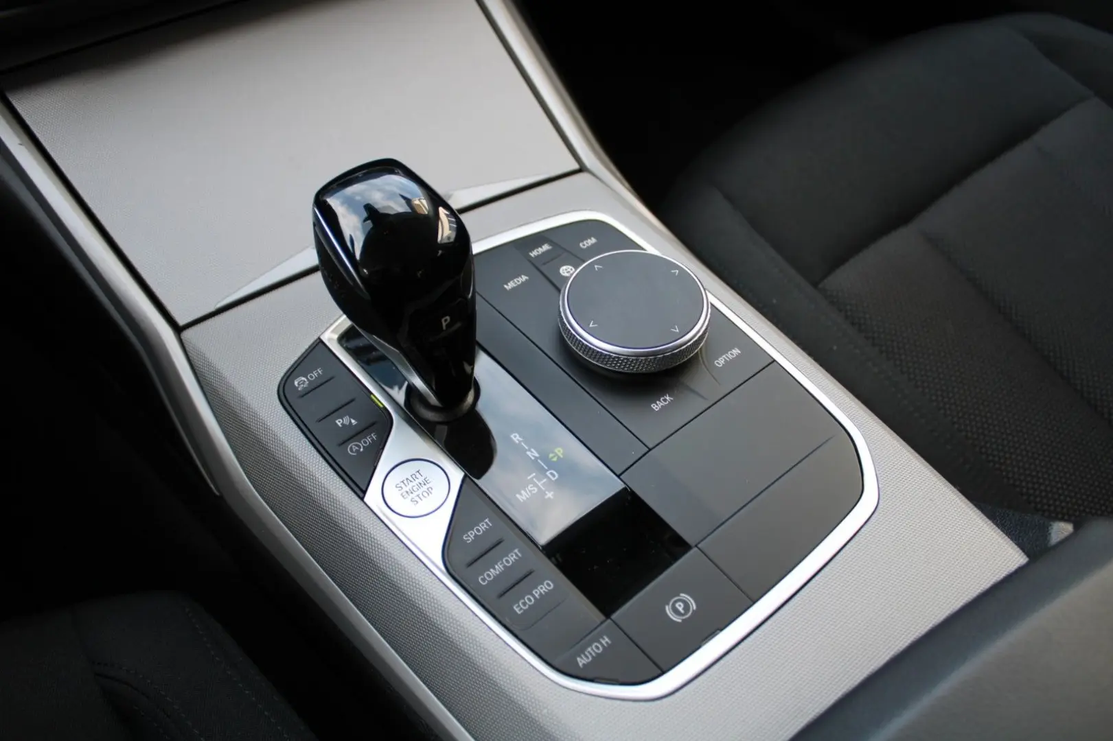 320i Lim. Advantage LASER*KAMERA*CARPLAY*DAB*SHZ