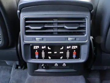 Q7 50TDI S LINE BLACK PANO HUD STHZ AHK MATRIX