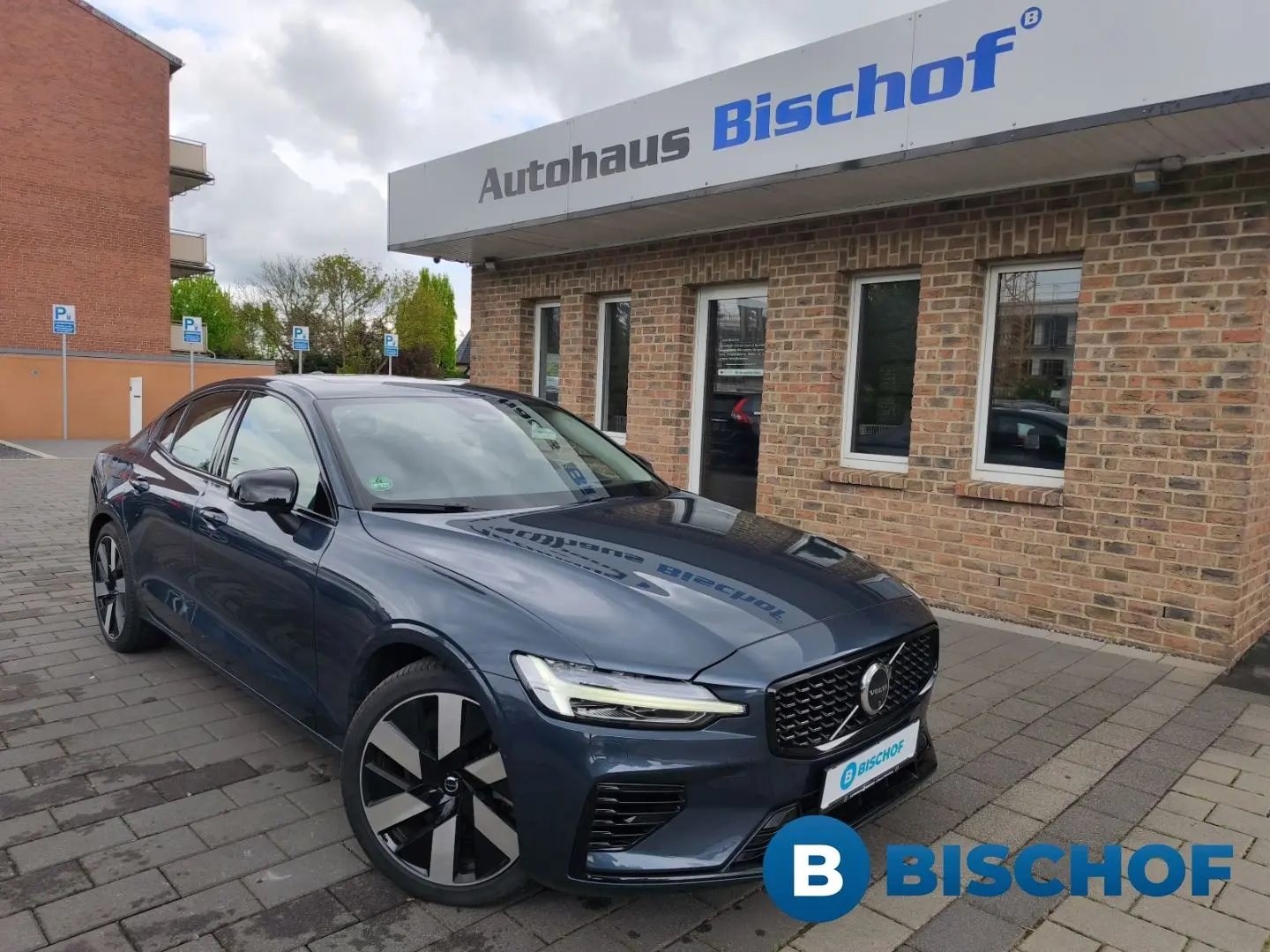 S60 Ultimate Dark T8 Recharge Plug-In Hybrid Twi