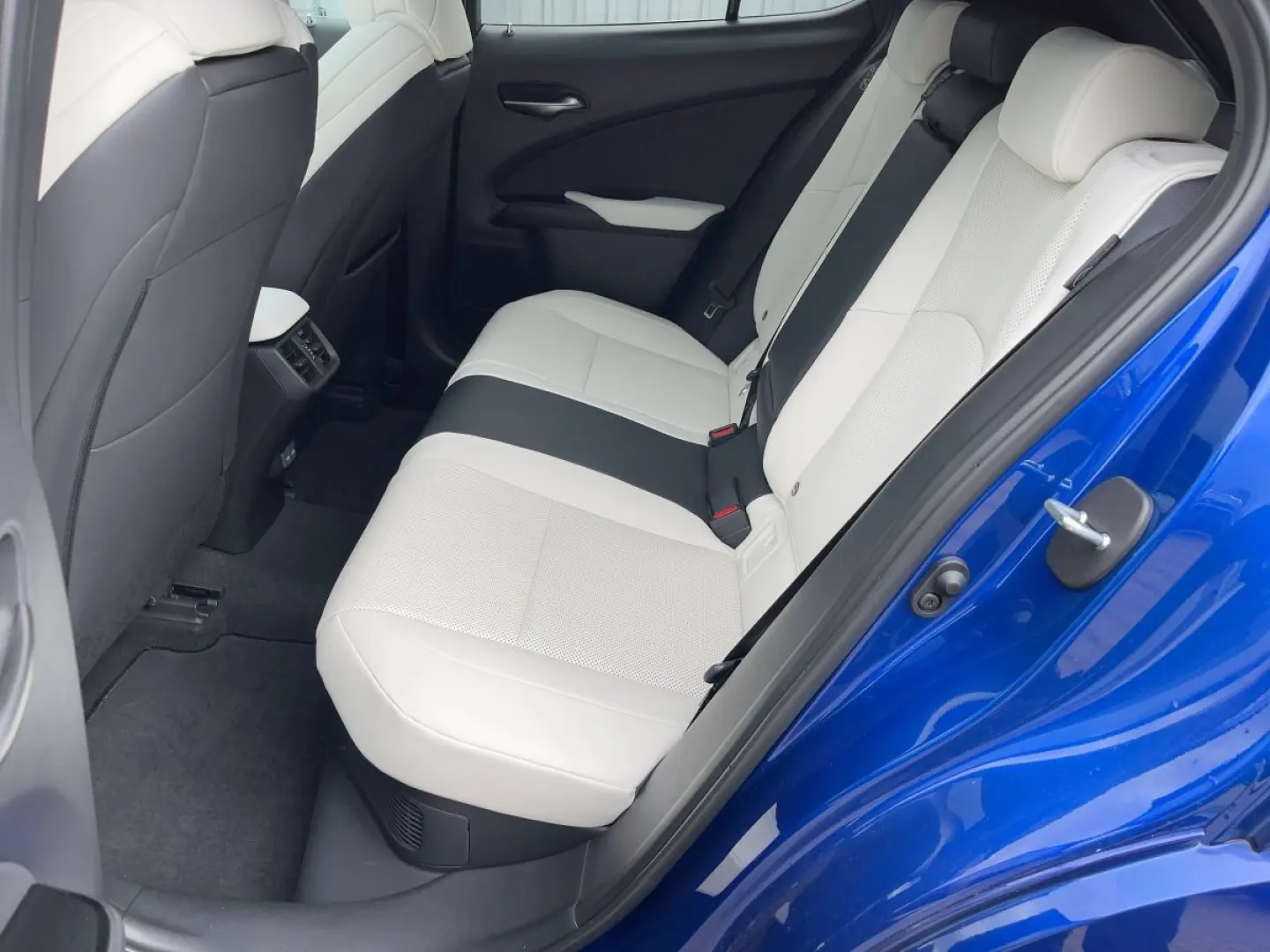 UX 300h F Sport Efour HUD*Schiebedach**MarkLevi