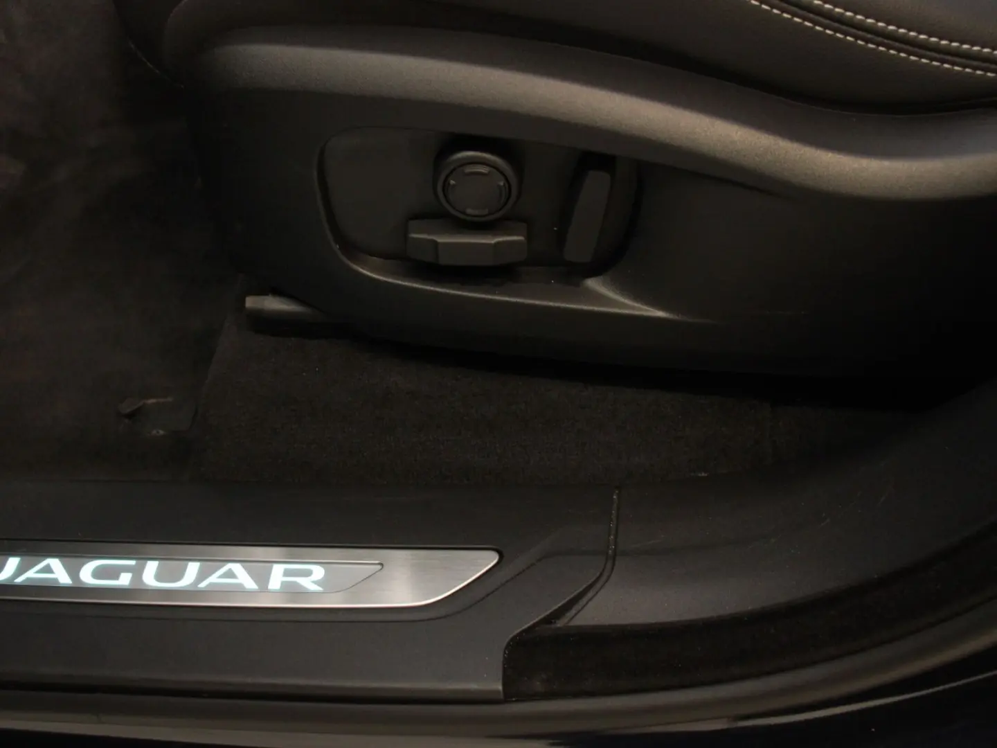 F-Pace D300 AWD R-Dynamic SE AHK Pano HUD DAB