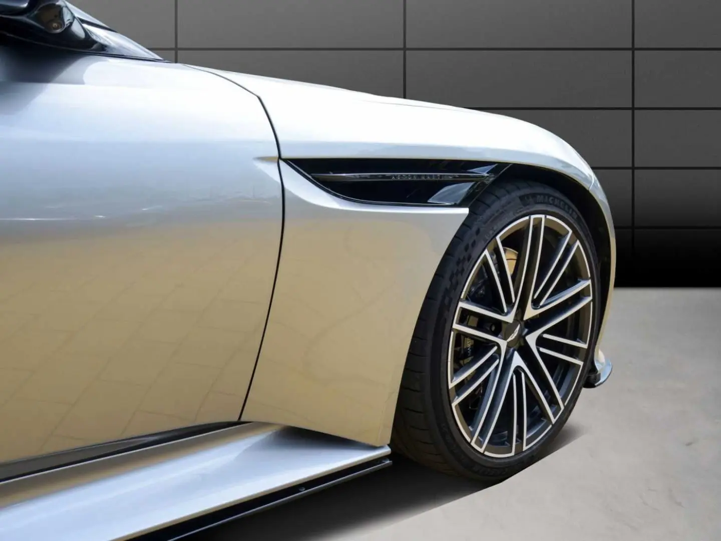 DB12 Volante