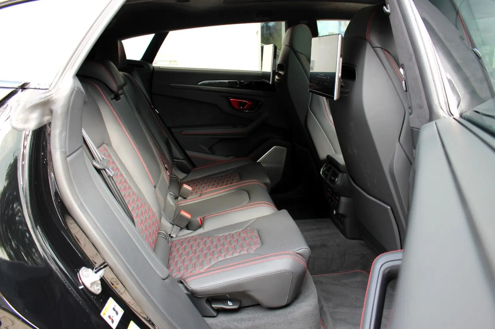 Urus S MASSAGE / TV / 360° KAMERA / AKRAPOVIC