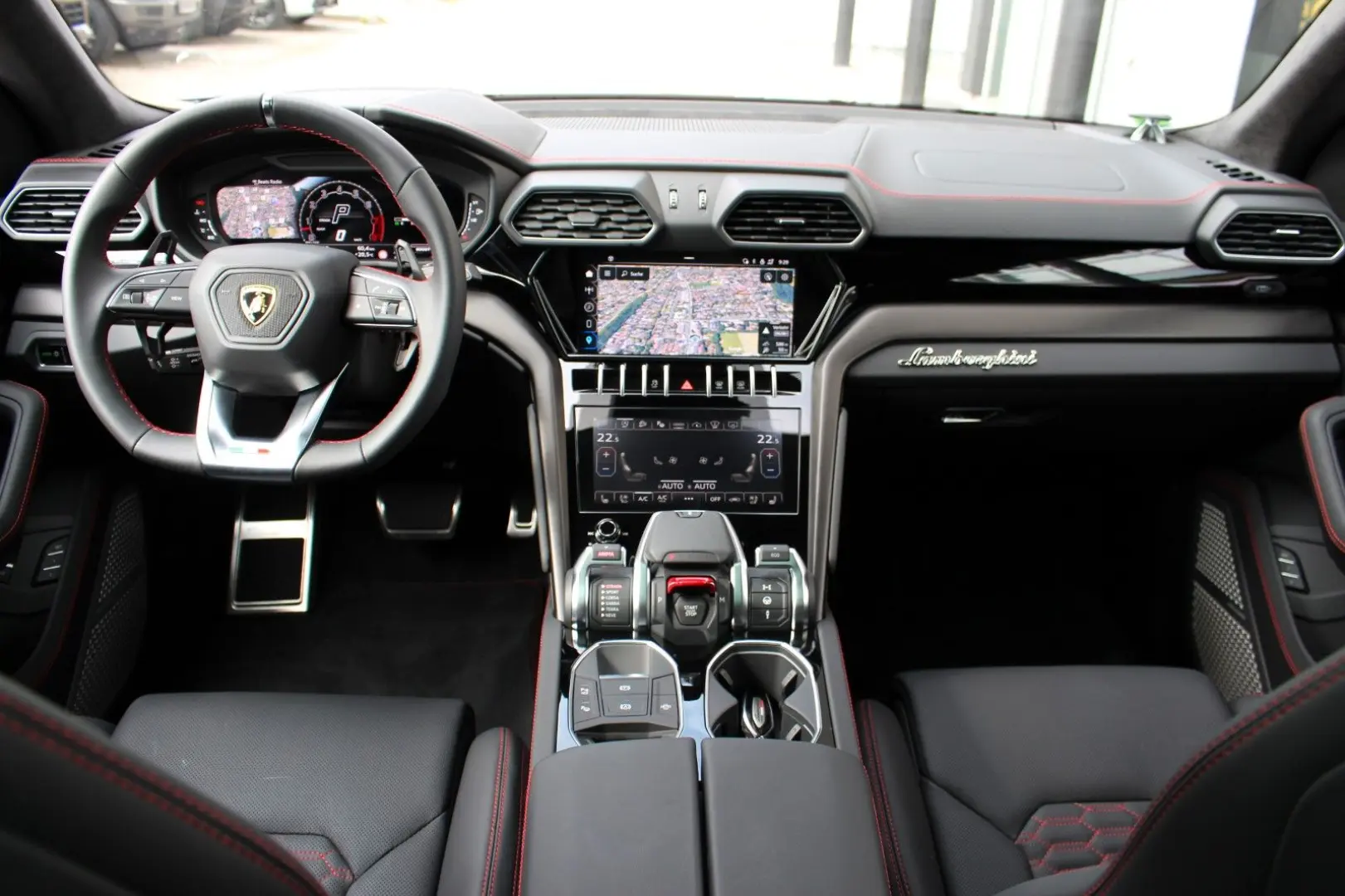 Urus S MASSAGE / TV / 360° KAMERA / AKRAPOVIC