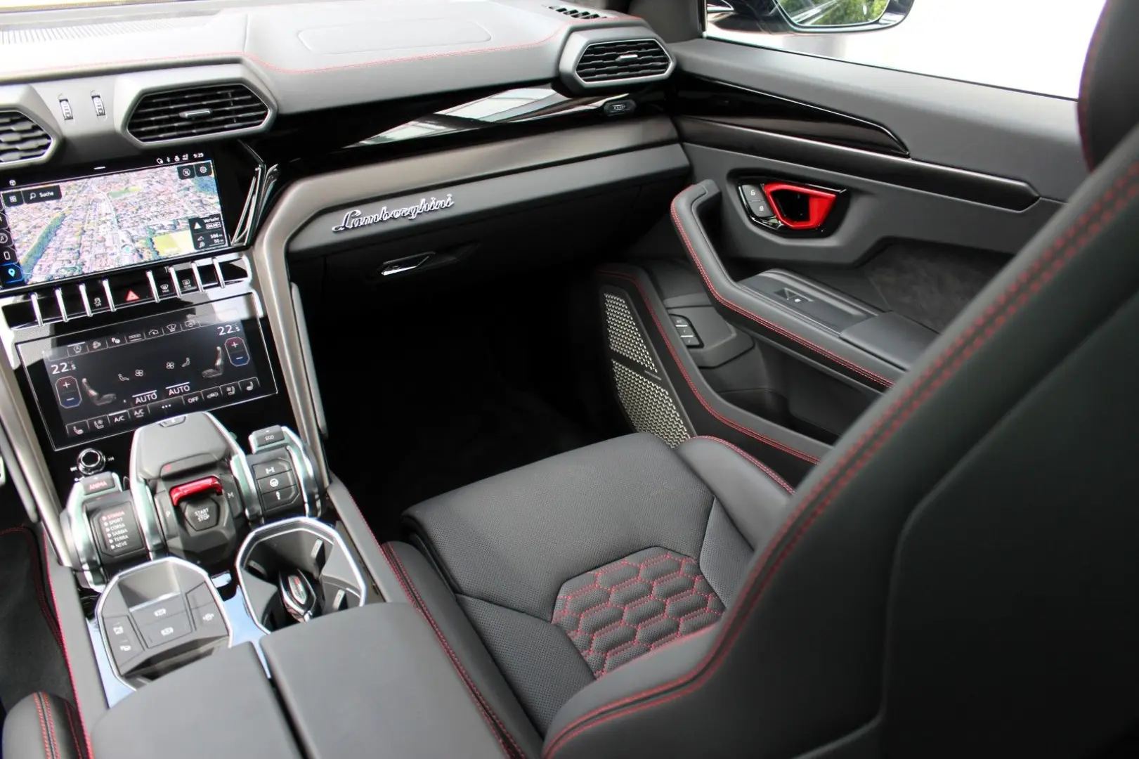 Urus S MASSAGE / TV / 360° KAMERA / AKRAPOVIC