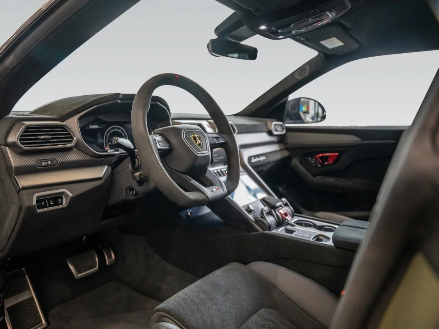 Urus Performante | Rear TV | Carbon Bonnet