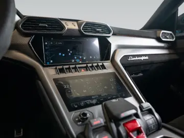 Urus Performante | Rear TV | Carbon Bonnet