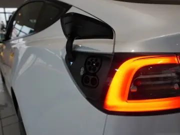Model 3 LONGRANGE DUAL-MOTOR NAVI/KAMERA/SH/PANO