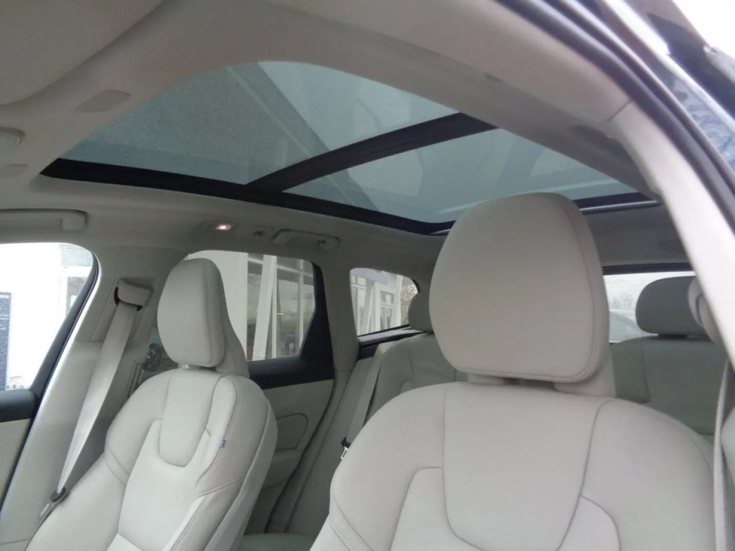 XC60 B4 Plus Dark Benziner Standheizung Panorama
