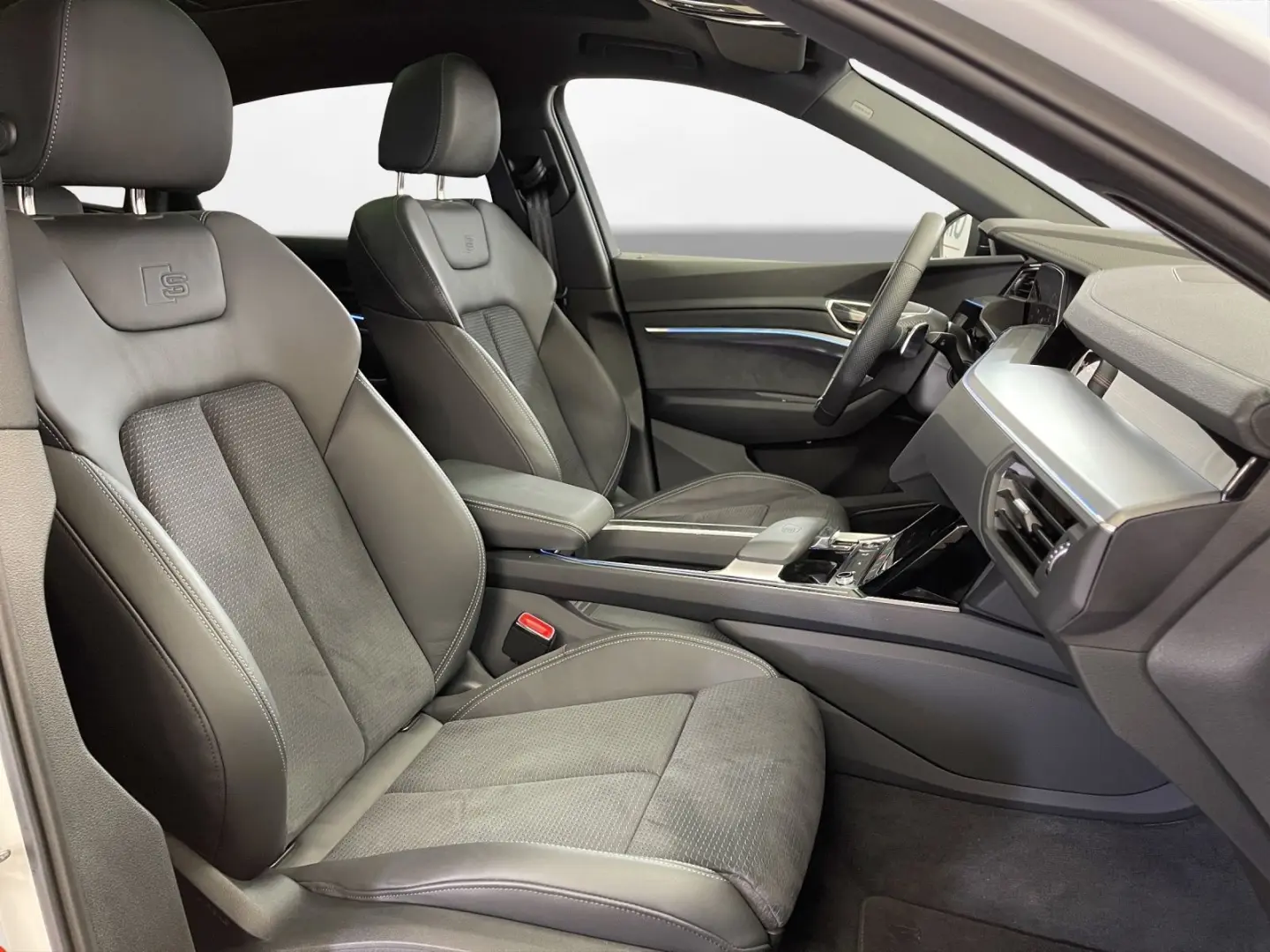 SQ8 Sportback e-tron qu. AHK Pano Matrix LM 21