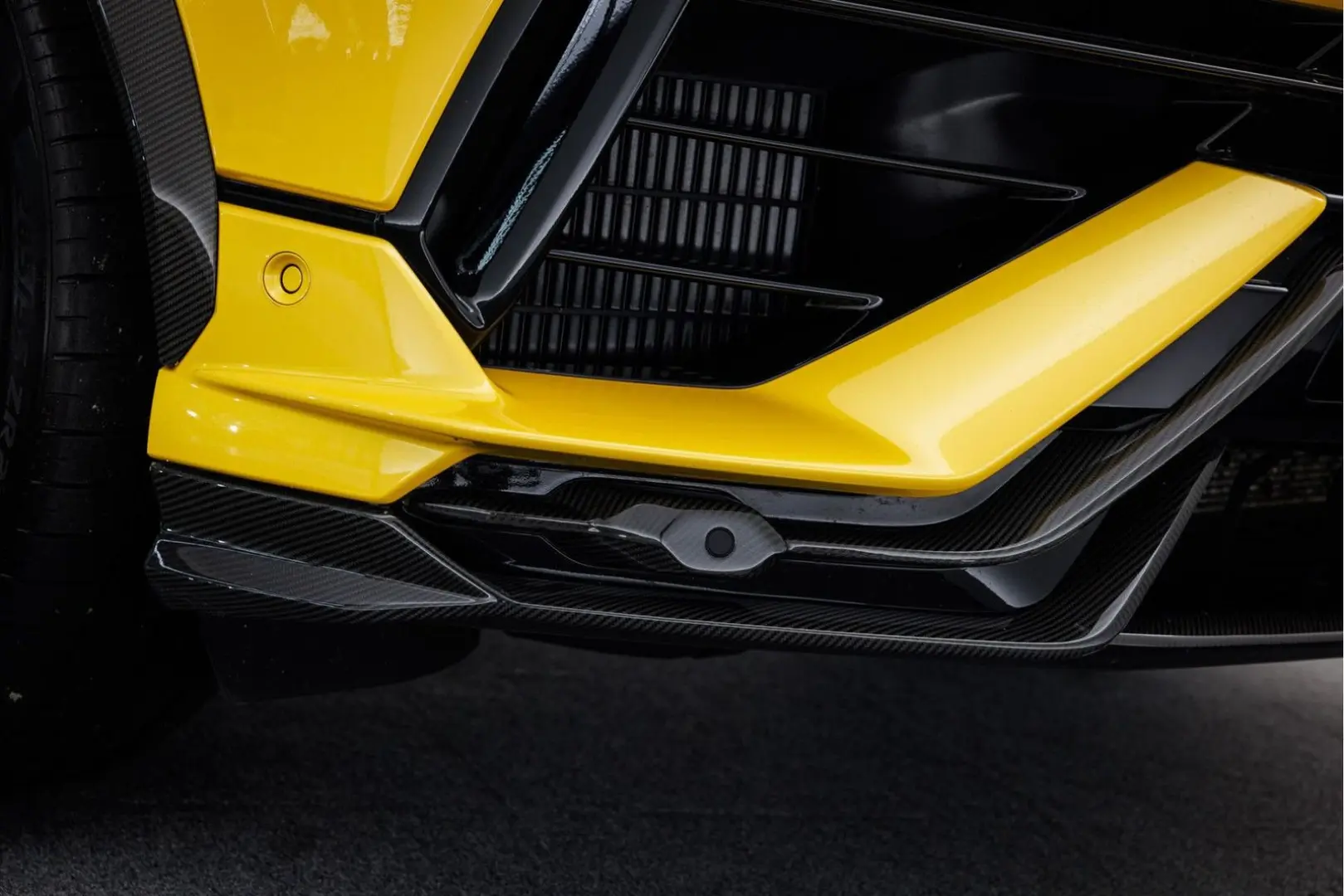 Urus Performante MY23 | Carbon | Akrapovic