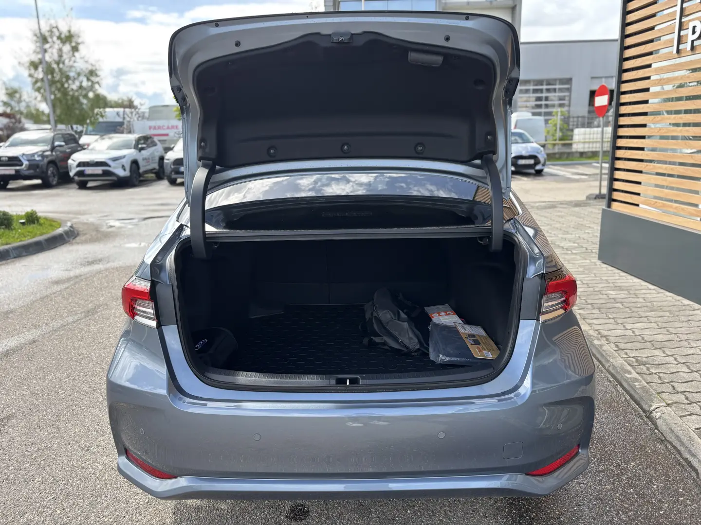 Toyota Corolla sedan 1.8 HEV Dynamic