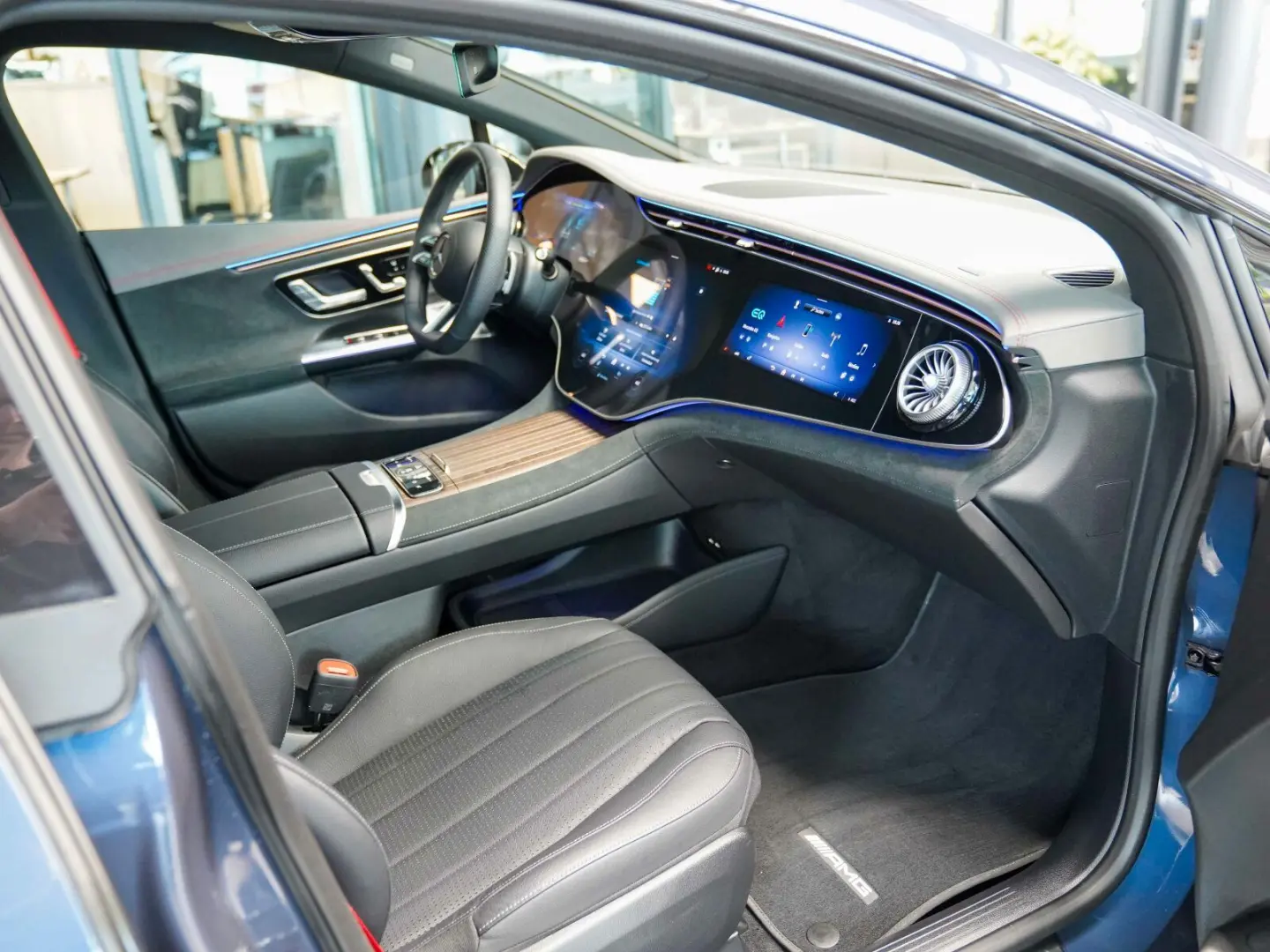 EQE 350 4M AMG Line HYPERSCREEN AIRMATIC Massage