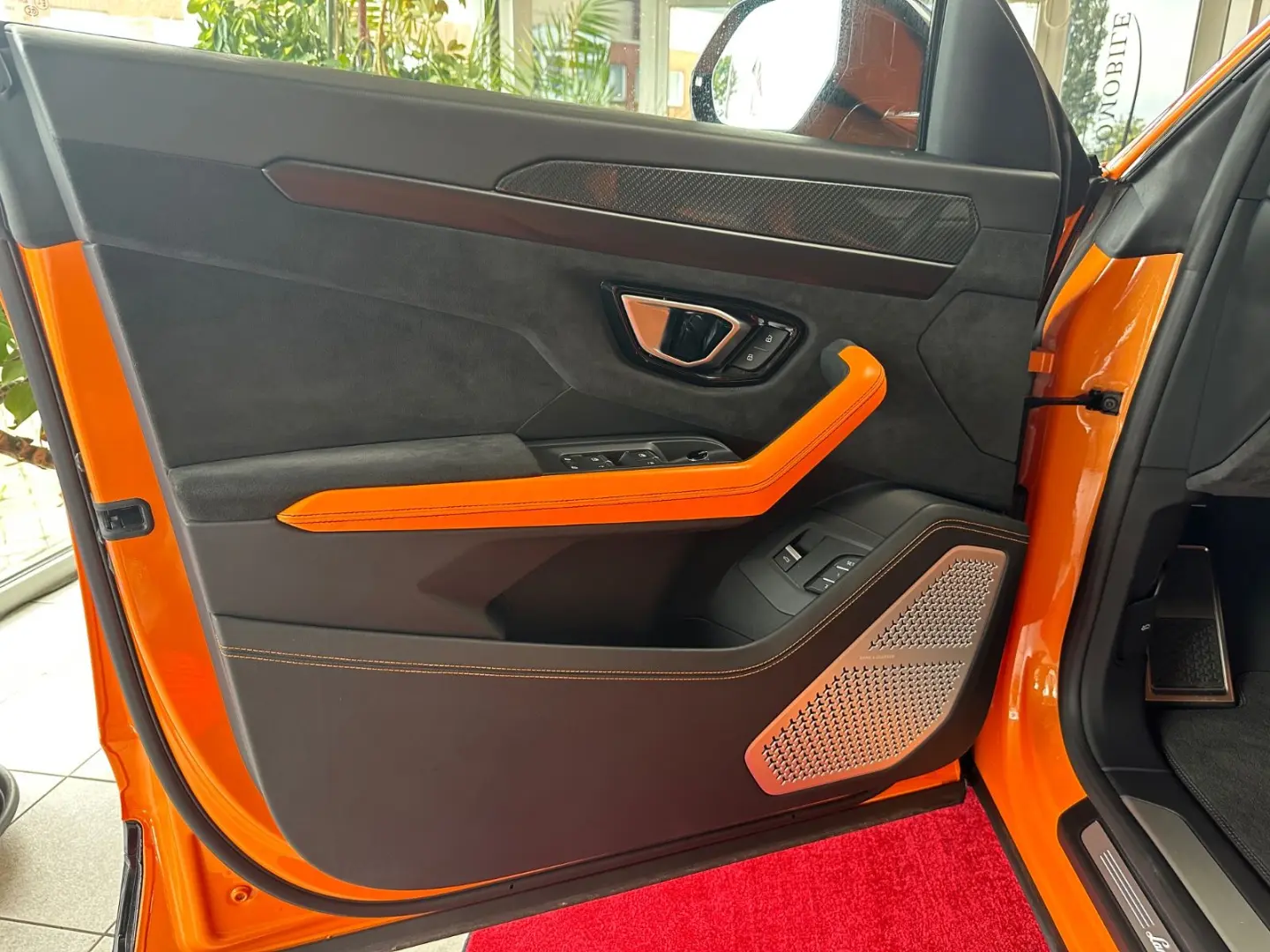 Urus Pearl Capsule Carbon B&O Massage 23