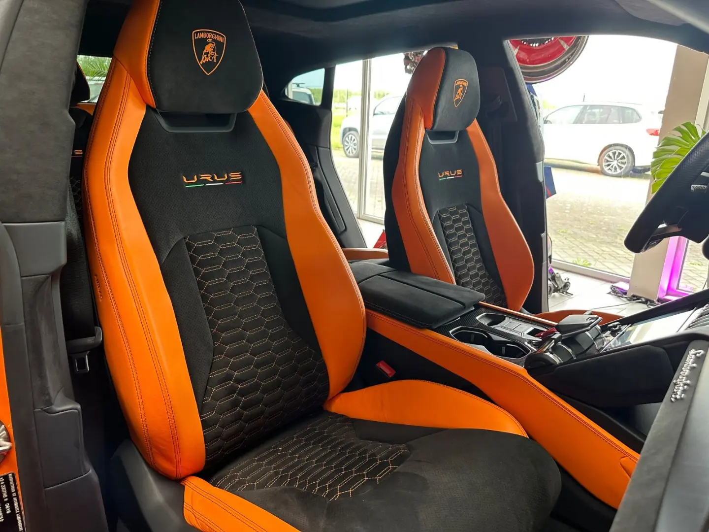 Urus Pearl Capsule Carbon B&O Massage 23