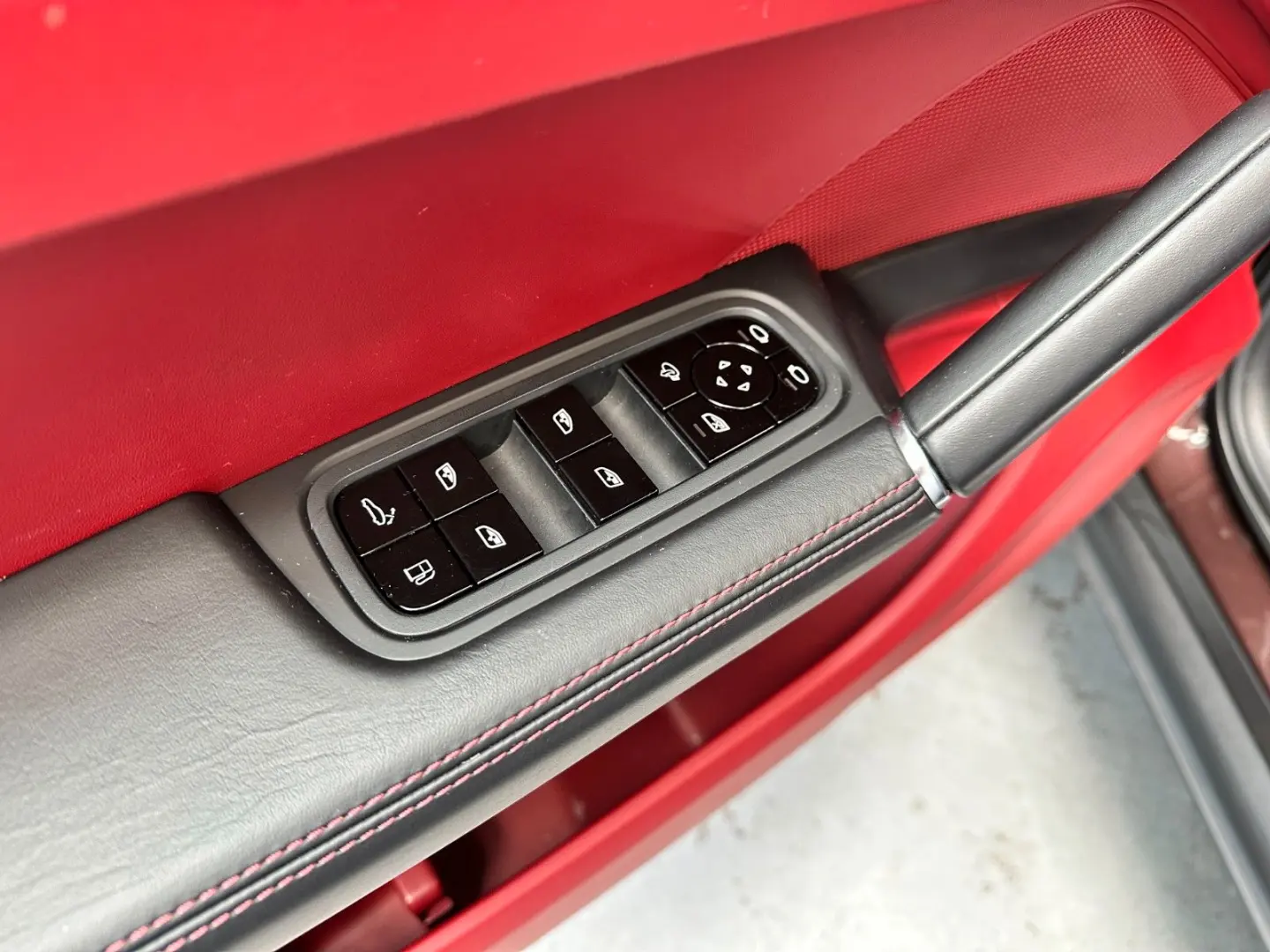 Cayenne E-power*Rotes Leder*Scheckheft*1.Hand