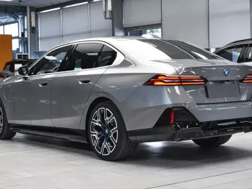 550e xDrive M Sport PHEV