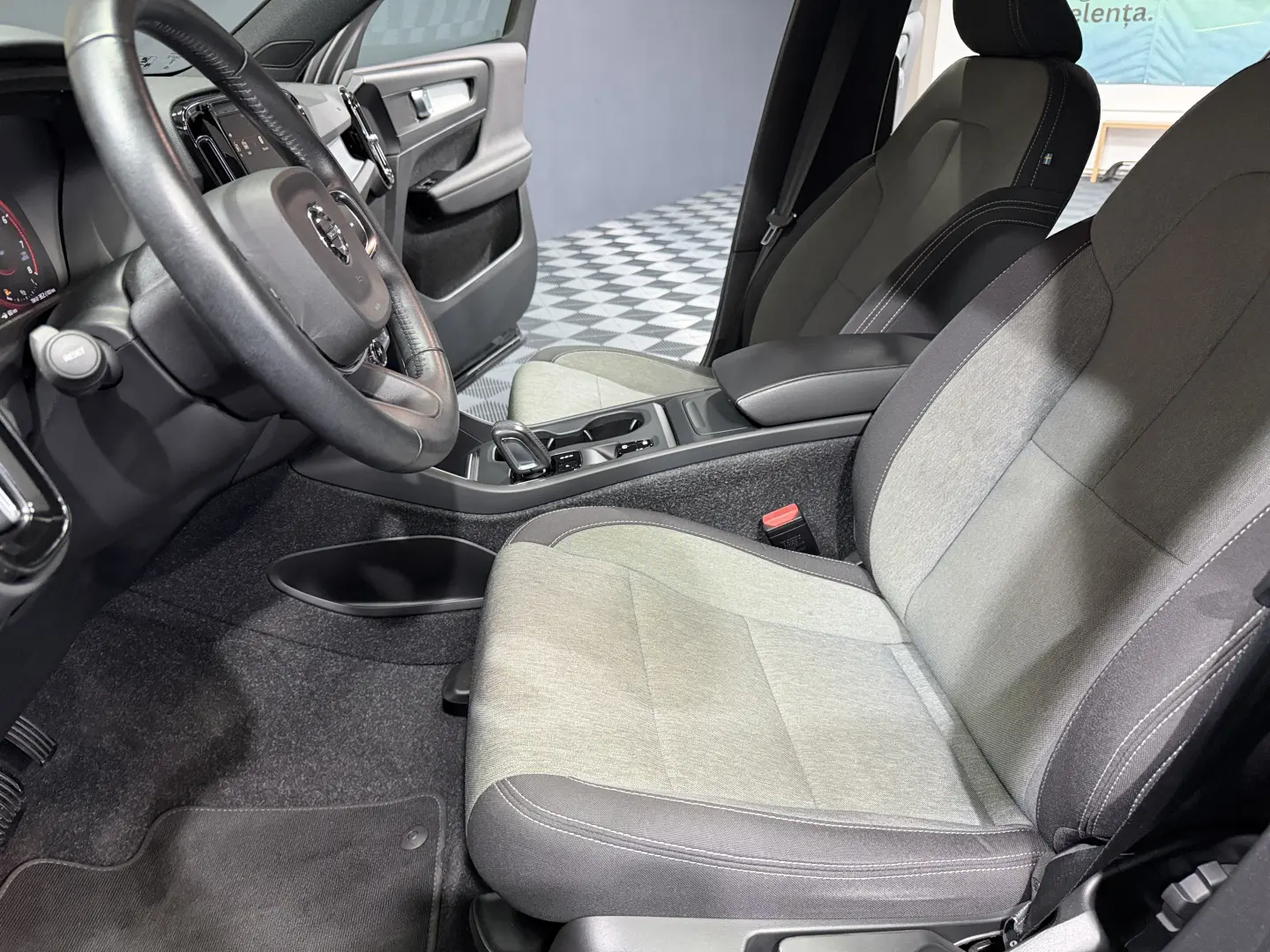Volvo XC 40 T2 AT8 Momentum