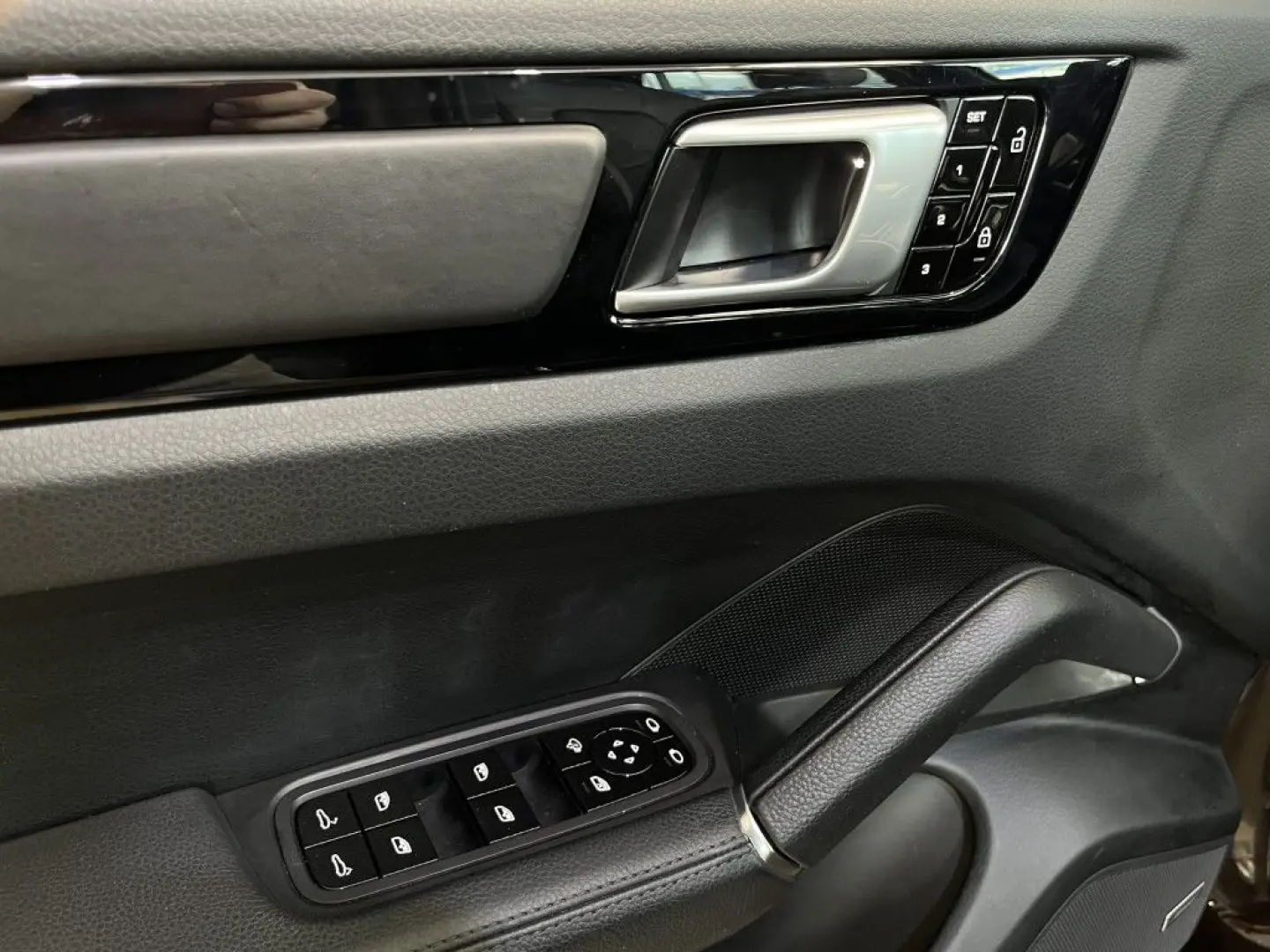 Cayenne Exklusive Manufaktur HUD Leder BOSE Pano