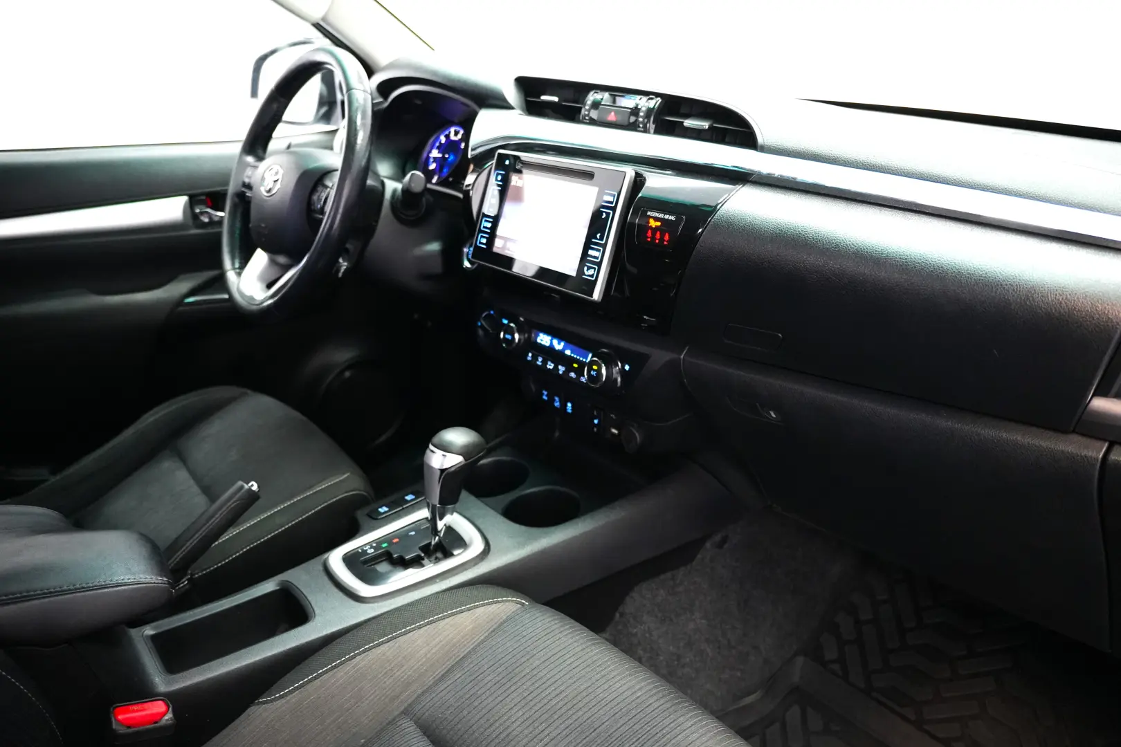 TOYOTA HILUX DC 2.4D AT INVINCIBLE