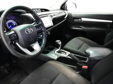 TOYOTA HILUX DC 2.4D AT INVINCIBLE
