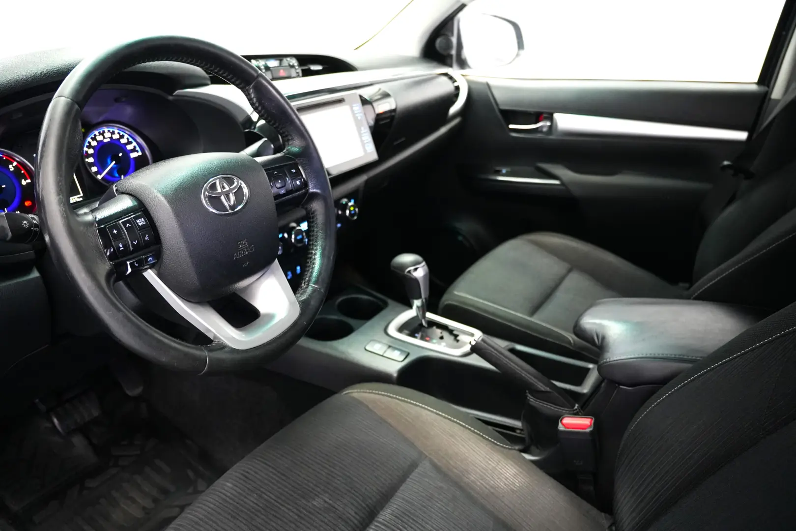 TOYOTA HILUX DC 2.4D AT INVINCIBLE