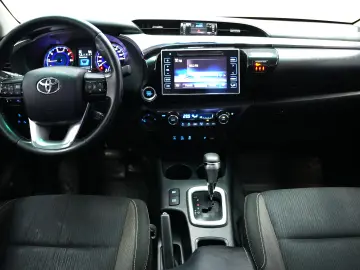 TOYOTA HILUX DC 2.4D AT INVINCIBLE