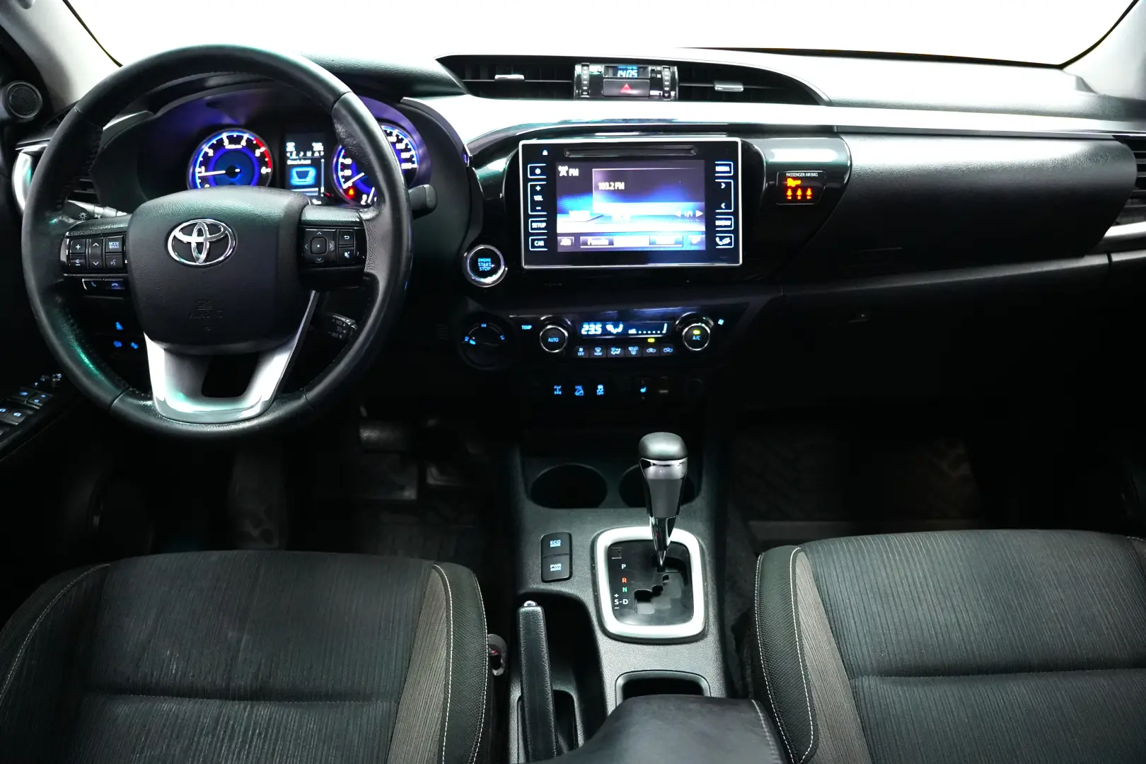 TOYOTA HILUX DC 2.4D AT INVINCIBLE
